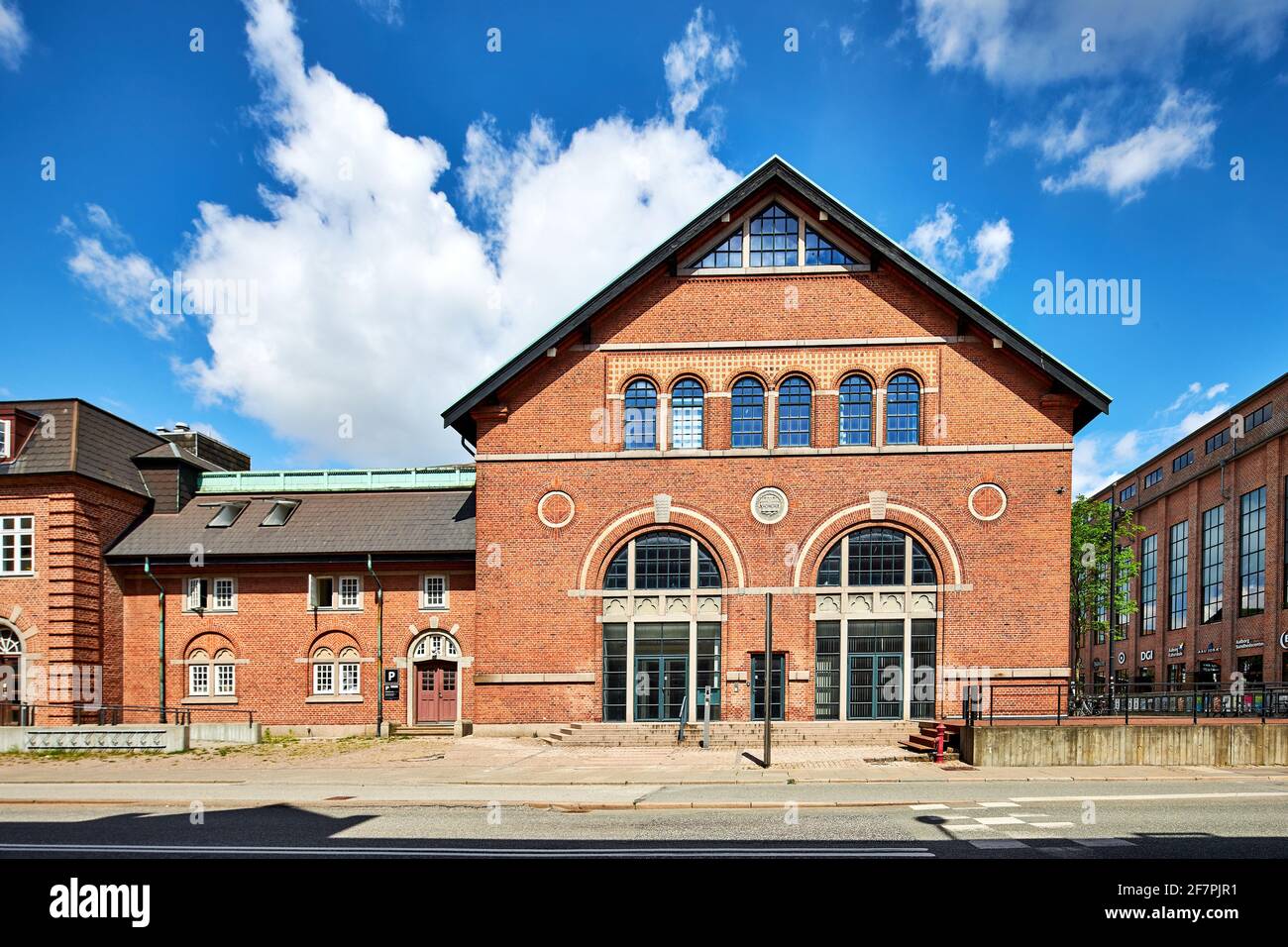 un edificio in mattoni rossi con finestre rotonde in danimarca Foto Stock