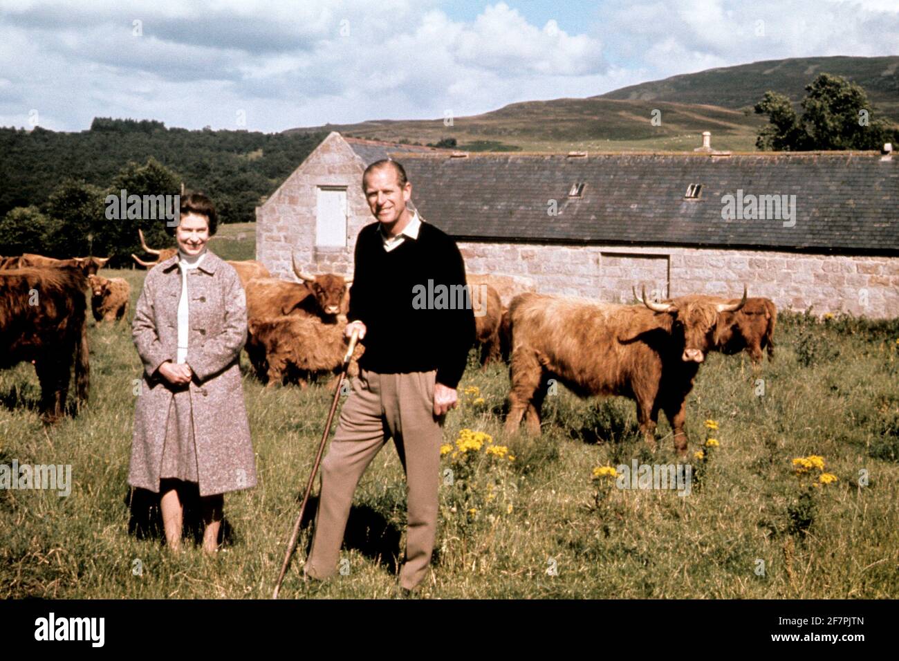 File foto datata 01/09/72 della Regina Elisabetta II e del Duca di Edimburgo durante una visita ad una fattoria nella loro tenuta Balmoral, per celebrare il loro anniversario di nozze d'Argento. Balmoral nelle Highlands, uno dei luoghi preferiti dai reali, ha tenuto molti ricordi per il duca di Edimburgo. Una volta si diceva che la regina non fosse mai più felice di quando era a Balmoral, anche Filippo amava la vita all'aperto che era sinonimo della loro pausa annuale, che si estendeva dalla fine di luglio a ottobre. Data di emissione: Venerdì 4 aprile 2021. Foto Stock