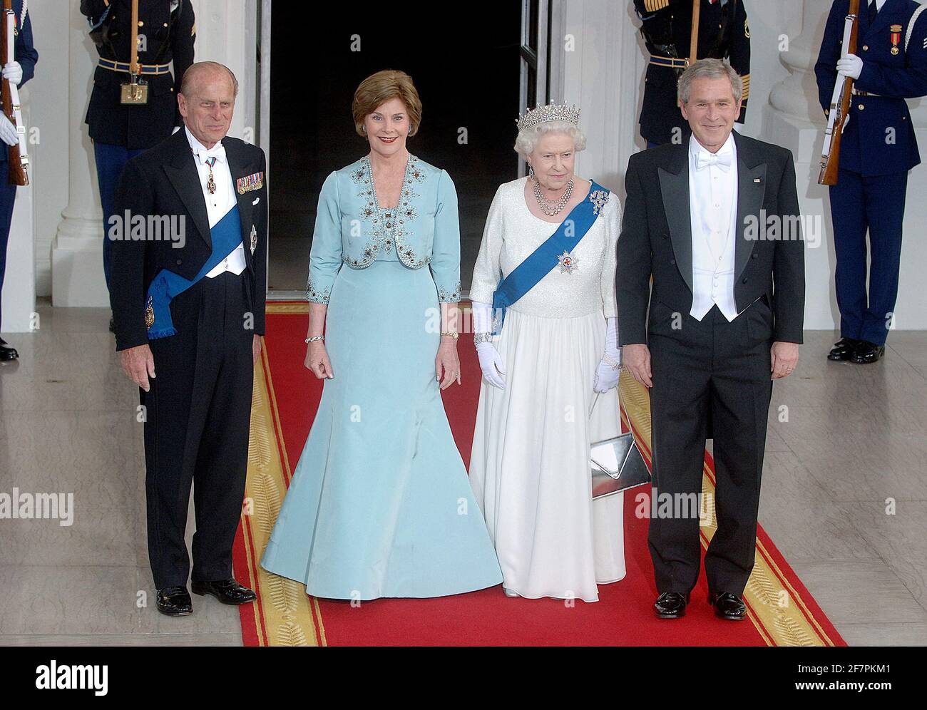 Buckingham Palace ha annunciato il principe Filippo, il duca di Edimburgo, è passato via età 99 - FILE - S.A.R. Regina Elisabetta II, principe Filippo, il duca di Edimburgo, La First Lady Laura Bush e il presidente degli Stati Uniti George W. Bush arrivano per una cena formale di stato con cravatta bianca alla Casa Bianca il 7 maggio 2007 a Washington, DC. La regina Elisabetta II e il principe Filippo, il duca di Edimburgo, sono in una gita di sei giorni negli Stati Uniti. Foto di Olivier Douliery/ABACAPRESS./Alamy Live News Foto Stock