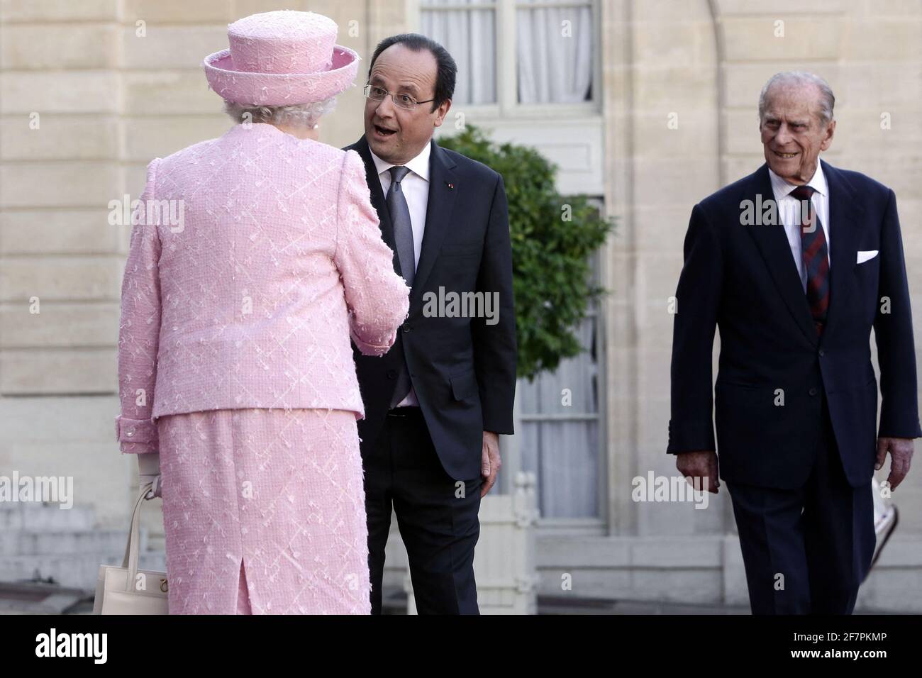 Buckingham Palace ha annunciato il principe Filippo, il duca di Edimburgo, È passata via 99 anni - FILE - la regina Elisabetta II è ricevuta dal presidente francese Francois Hollande al Palazzo Presidenziale Elysee come parte di un incontro bilaterale durante una visita ufficiale a Parigi in vista del 70° anniversario del D-Day il 5 giugno 2014 a Parigi, Francia. Foto di Stephane Lemouton/ABACAPRESS./Alamy Live News Foto Stock