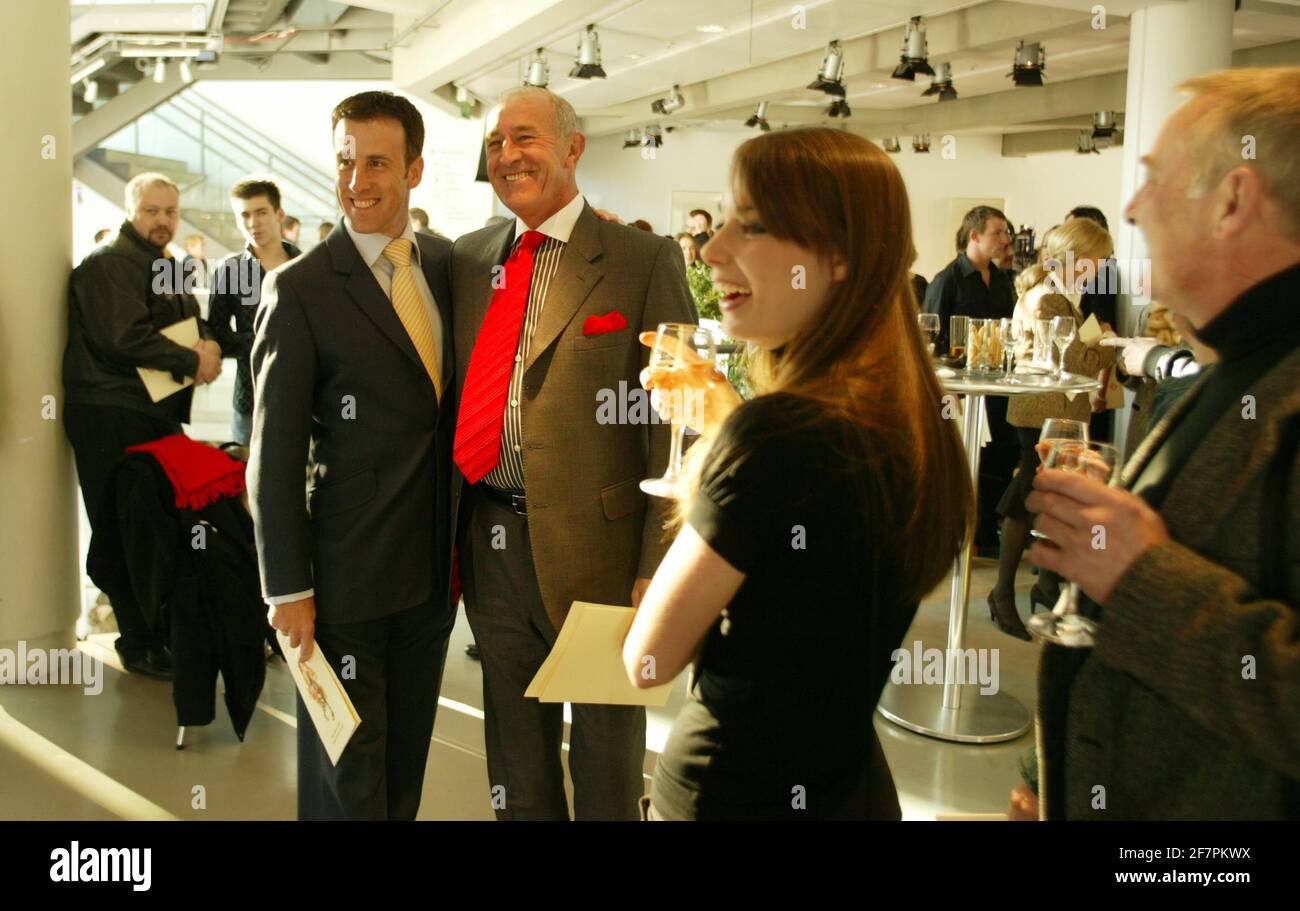 Cerimonia dei premi di danza nazionale del circolo dei critici... Anton Du Beke e Len Goodman (cravatta rossa) foto David Sandison Foto Stock