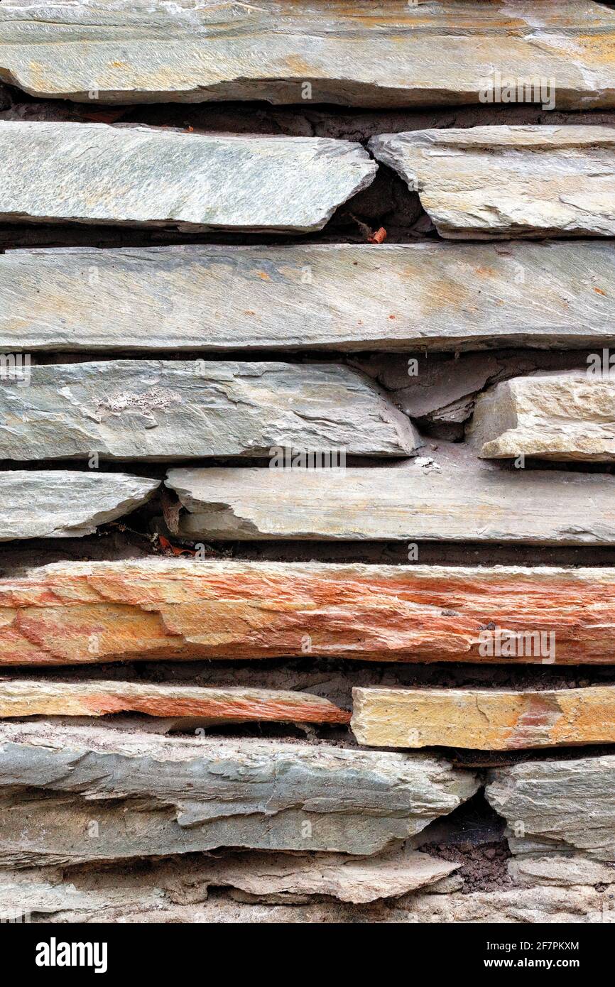 Muratura di pezzi di pietra arenaria piatta tritati grossolani. Foto Stock