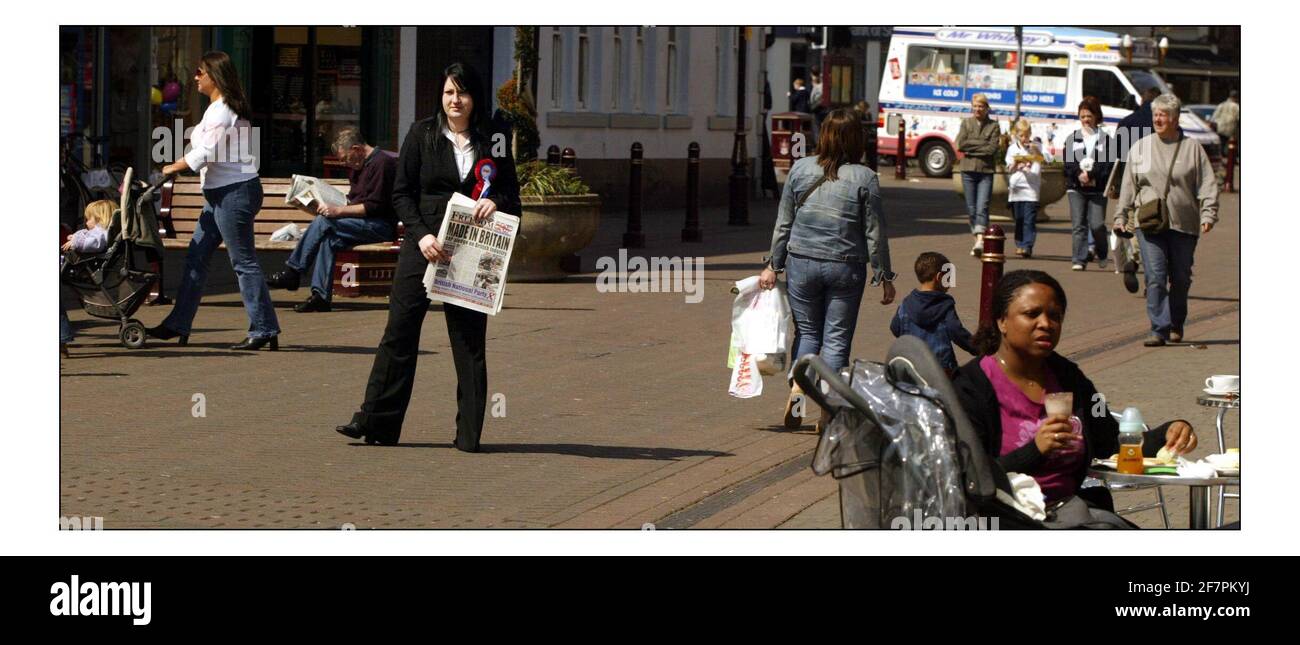 Sulle strade di Long Eaton.. Sadie Graham in piedi per BNP in Erewash contro Kilroy Silk.pic David Sandison 21/4/2005 Foto Stock