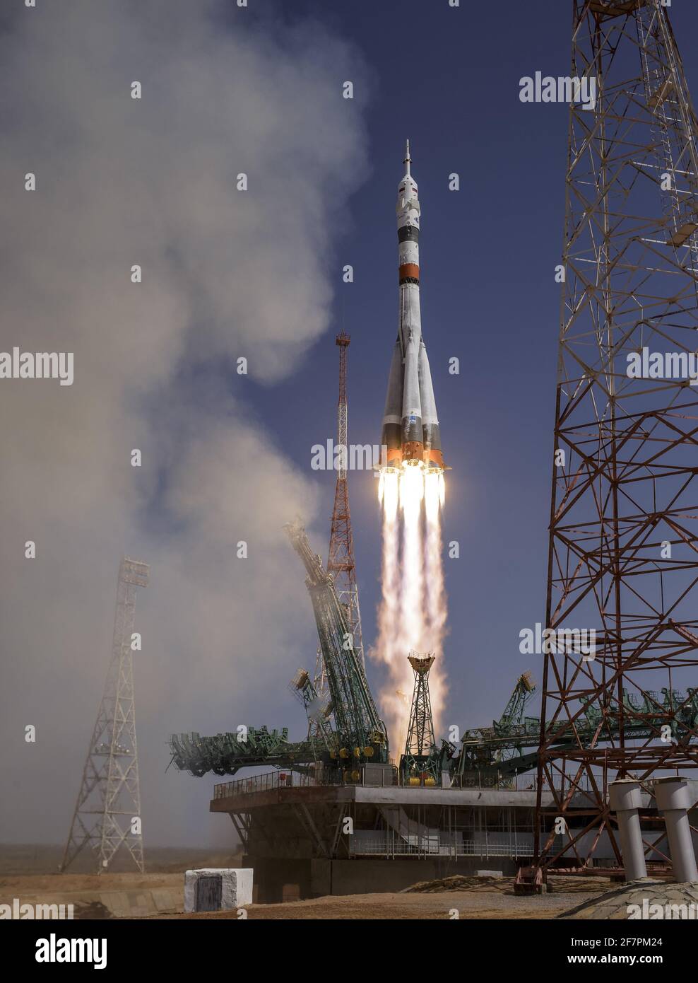 Baikonur, Kazakistan. 09 aprile 2021. Il razzo Soyuz MS-18 viene lanciato con l'astronauta della NASA di Expedition 65 Mark Vande Hei con cosmonauti di Roscosmo Pyotr Dubrov e Oleg Novitskiy, venerdì 9 aprile 2021, presso il Cosmodrome di Baikonur in Kazakistan. NASA Photo by Bill Ingalls/UPI Credit: UPI/Alamy Live News Foto Stock