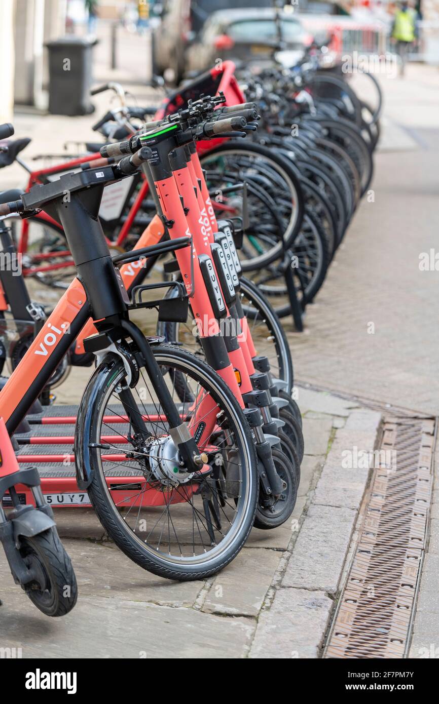 Moto elettriche e scooter elettrici parcheggiati presso una collezione Punto di noleggio a Cambridge UK Foto Stock