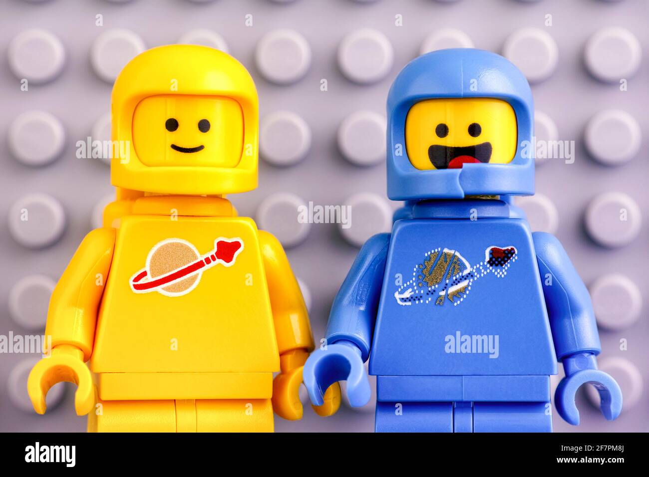 Tambov, Federazione Russa - 04 Giugno 2020 due minidischi astronauti LEGO Movie 2 - Benny e Kenny, contro sfondo grigio della piastra di base. Foto Stock