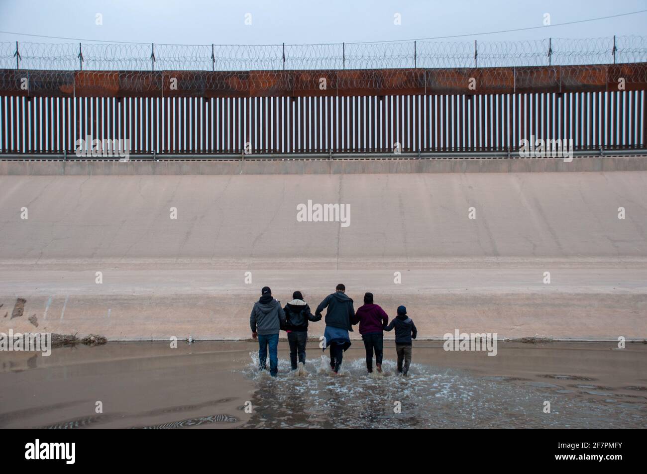 Ciudad Juarez. 9 marzo 2021. La foto scattata il 9 marzo 2021 mostra i migranti che tentano di attraversare il fiume Rio Bravo al confine tra Messico e Stati Uniti, da Ciudad Juarez, Messico. Un forte aumento dei migranti che versano sul confine meridionale degli Stati Uniti ha scatenato un’altra lotta politica a Washington tra repubblicani e democratici. Credit: David Peinado/Xinhua/Alamy Live News Foto Stock