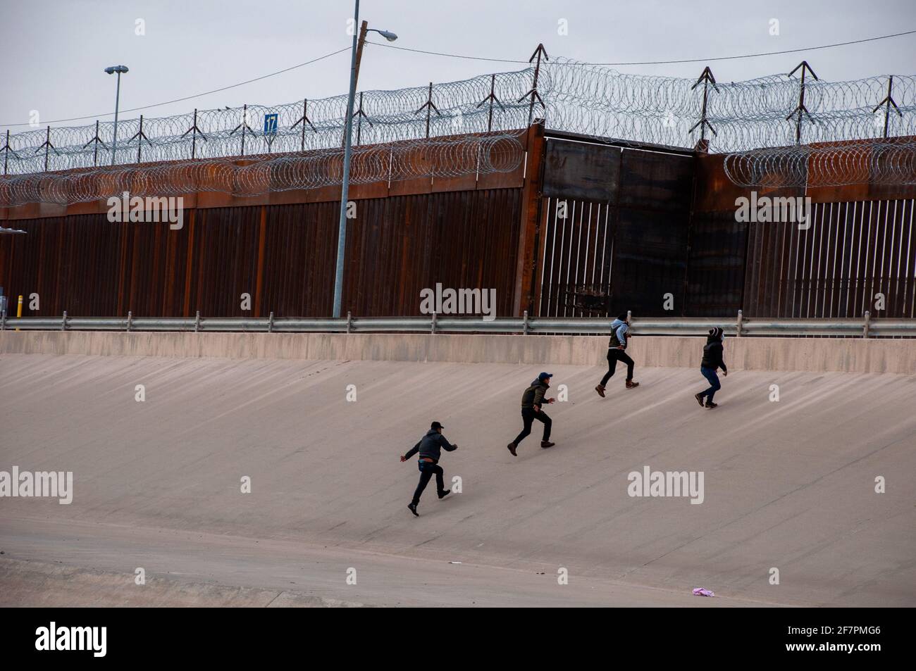 Ciudad Juarez. 9 marzo 2021. La foto scattata il 9 marzo 2021 mostra i migranti che tentano di attraversare il confine tra Messico e Stati Uniti, da Ciudad Juarez, Messico. Un forte aumento dei migranti che versano sul confine meridionale degli Stati Uniti ha scatenato un’altra lotta politica a Washington tra repubblicani e democratici. Credit: David Peinado/Xinhua/Alamy Live News Foto Stock