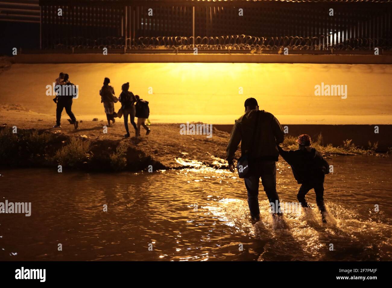Ciudad Juarez. 30 Marzo 2021. La foto scattata il 30 marzo 2021 mostra i migranti che tentano di attraversare il fiume Rio Bravo al confine tra Messico e Stati Uniti, da Ciudad Juarez, Messico. Un forte aumento dei migranti che versano sul confine meridionale degli Stati Uniti ha scatenato un’altra lotta politica a Washington tra repubblicani e democratici. Credit: David Peinado/Xinhua/Alamy Live News Foto Stock