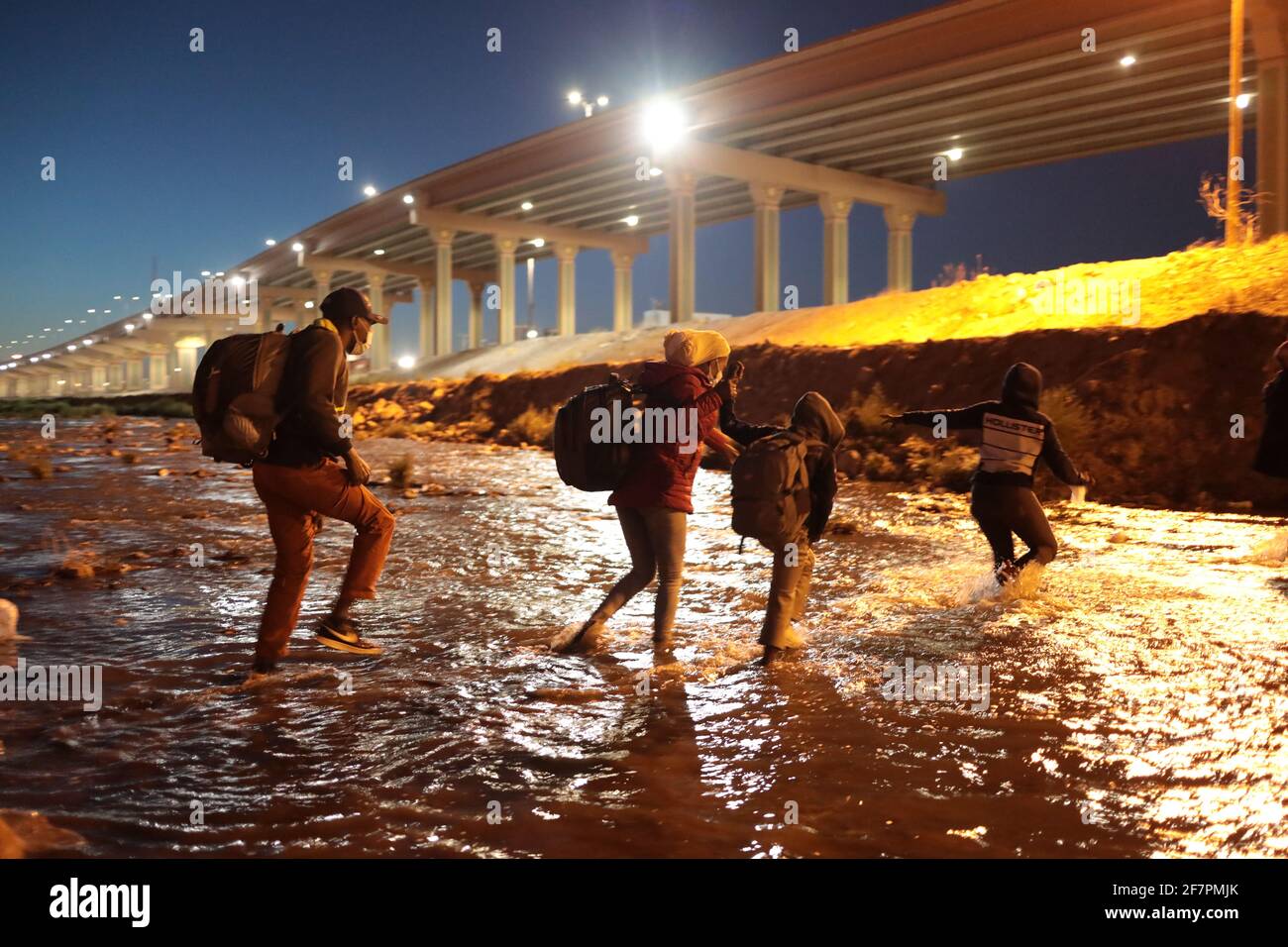 Ciudad Juarez. 30 Marzo 2021. La foto scattata il 30 marzo 2021 mostra i migranti che tentano di attraversare il fiume Rio Bravo al confine tra Messico e Stati Uniti, da Ciudad Juarez, Messico. Un forte aumento dei migranti che versano sul confine meridionale degli Stati Uniti ha scatenato un’altra lotta politica a Washington tra repubblicani e democratici. Credit: David Peinado/Xinhua/Alamy Live News Foto Stock