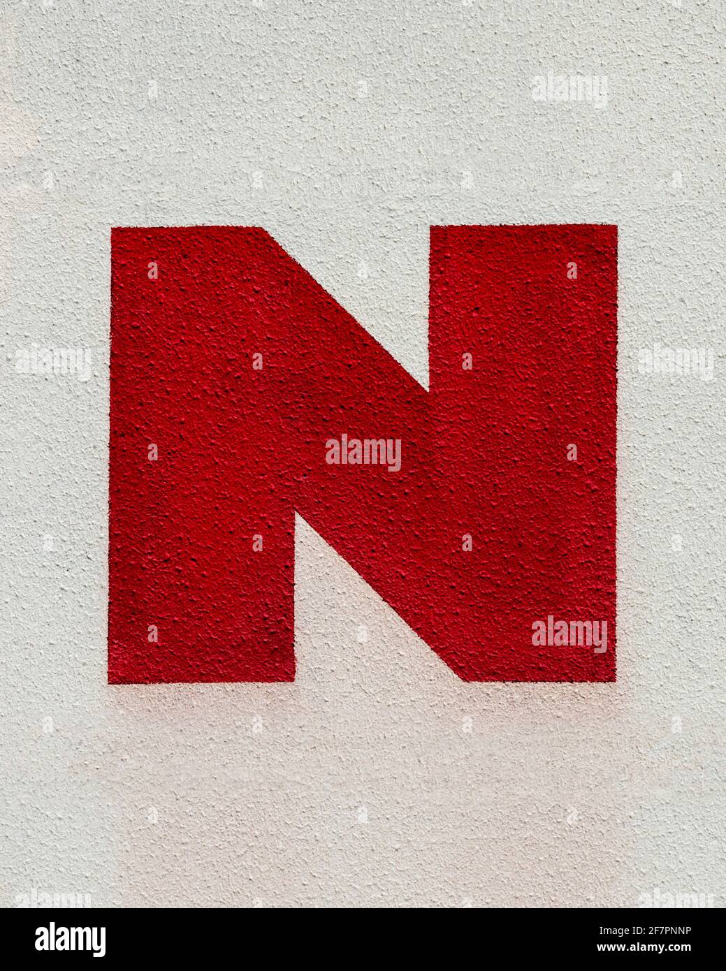 Grassetto rosso lettera X dipinto su una parete bianca Foto Stock