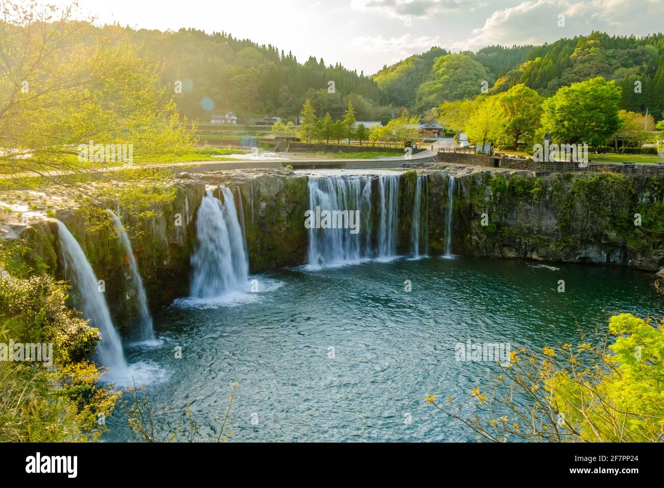 Foto della cascata nazionale di Harajiri in un pomeriggio soleggiato a Bungoono, Oita Ken, Kyushu, Giappone Foto Stock