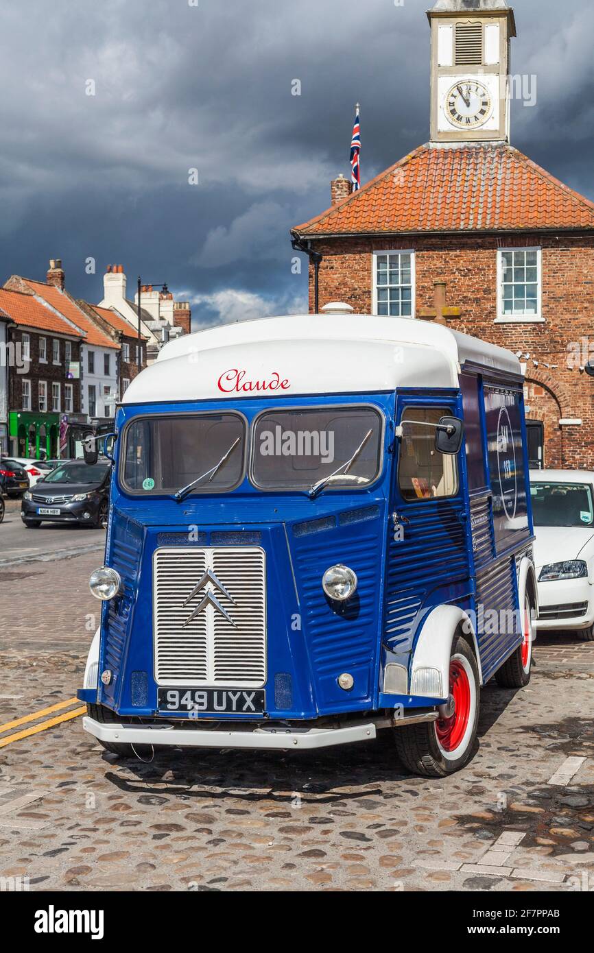 Il caratteristico 1958 Citroen H Van utilizzato da San Seb Coffee Outlet a Yarm, Inghilterra, Regno Unito ha parcheggiato su High Street. Foto Stock