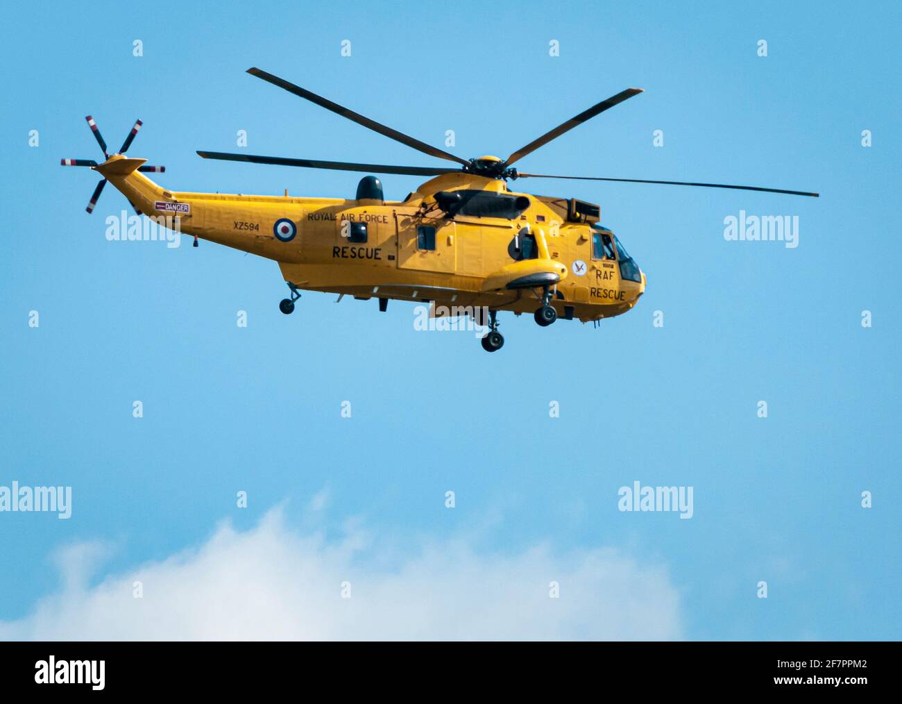 Una vista HDR a 3 immagini di un elicottero del re del mare di soccorso RAF su Mayday gridando su Doncaster, Yorkshire (202 Squadron, RAF Leconfield). 26 maggio 2013 Foto Stock