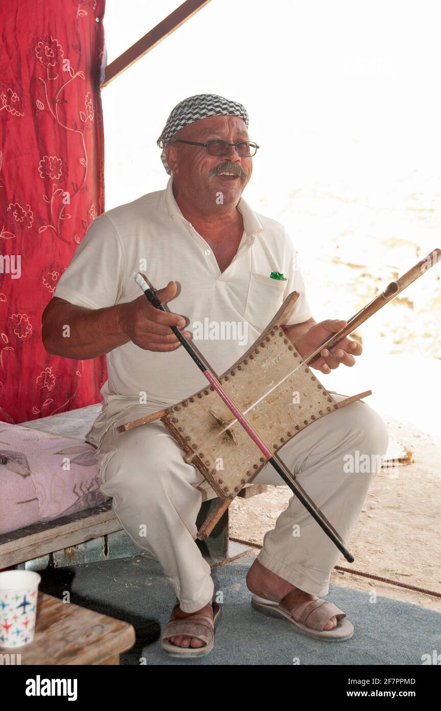 Il rebab o rabab è il nome di diversi strumenti a corda arcuata correlati che si diffondono attraverso le rotte commerciali islamiche su gran parte del Nord Africa, Sud-est Foto Stock