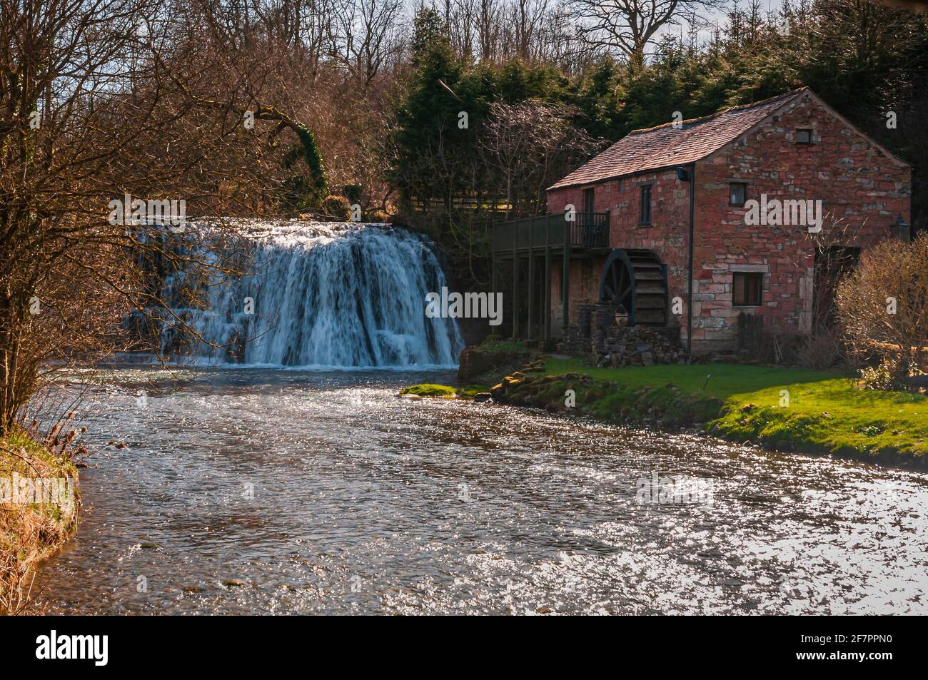 Un HDR a tre immagini del Mill, una proprietà self catering vicino a Rutter Falls nella valle dell'Eden, Westmorland, Inghilterra. 20 aprile 2013 Foto Stock