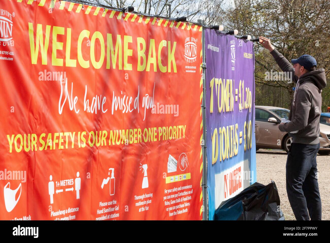 Londra, Regno Unito. 9 Apr 2021. "Welcome Back" dice che il cartello, come un operaio funfair, mette le luci in preparazione per la riapertura che sarà consentita lunedì 12 aprile. Credit: Anna Watson/Alamy Live News Foto Stock