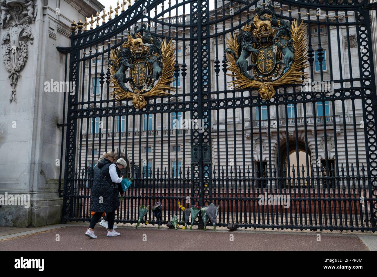 Londra, Regno Unito. 9 Apr 2021. Bene i wishers posano i fiori al cancello fuori di Buckingham Palace dopo la morte del principe Filippo, di età 99, è stato annunciato. Credit: Stephen Chung/Alamy Live News Foto Stock