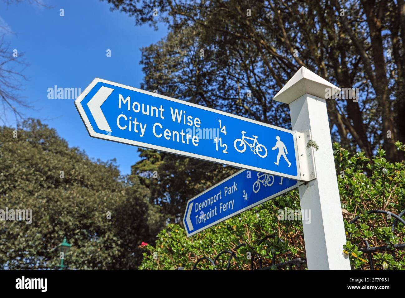 Le indicazioni per la pista ciclabile nel Devonport Park di Plymouth forniscono indicazioni per ciclisti di percorsi più sicuri per il loro viaggio Foto Stock