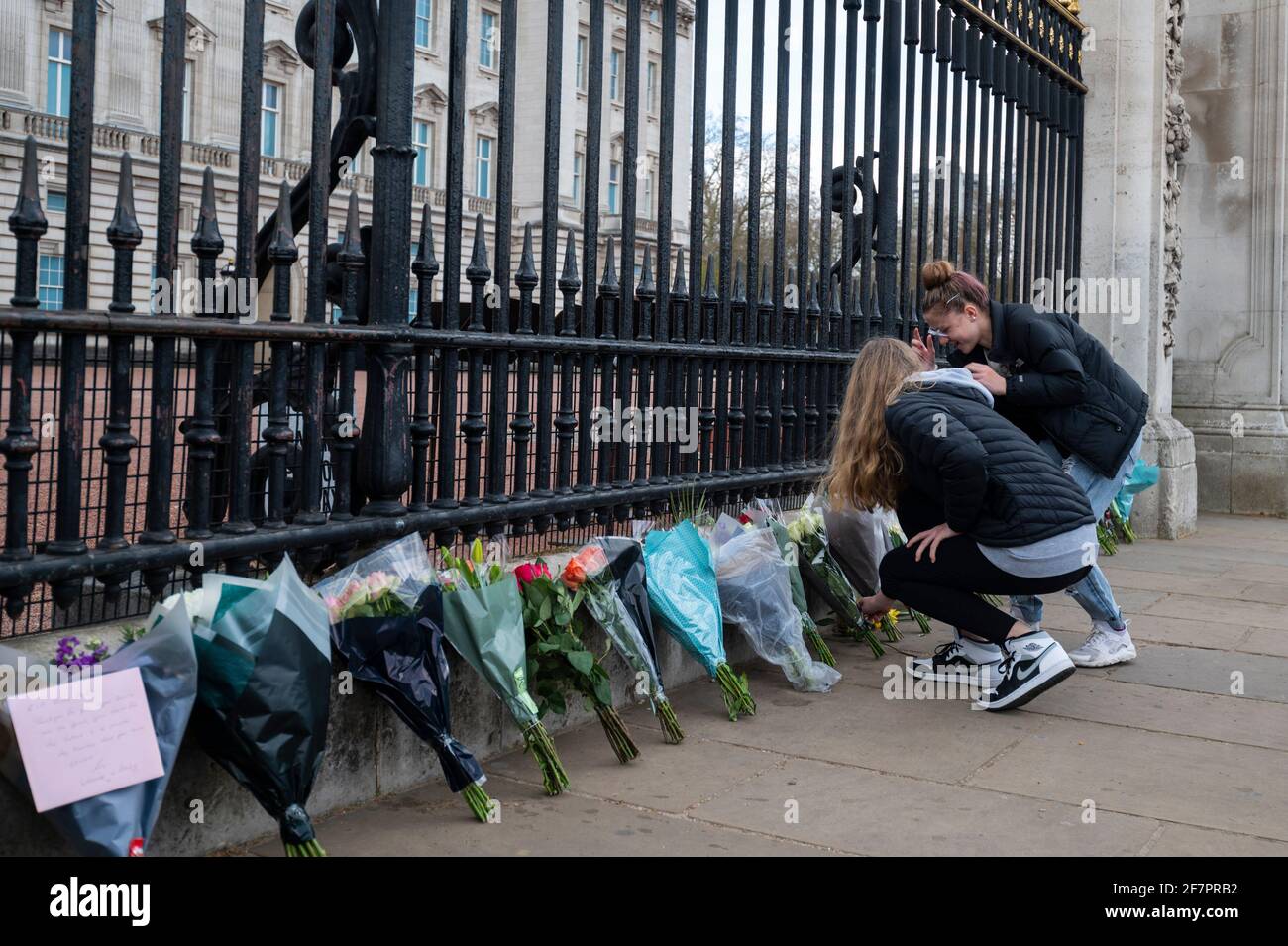 Londra, Regno Unito. 9 Apr 2021. Bene i wishers lasciano i fiori fuori Buckingham Palace dopo che la morte del principe Filippo, di età 99 anni, è stata annunciata. Credit: Stephen Chung/Alamy Live News Foto Stock