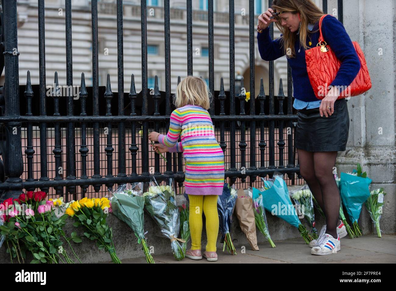 Londra, Regno Unito. 9 Apr 2021. Bene i wishers lasciano i fiori fuori Buckingham Palace dopo che la morte del principe Filippo, di età 99 anni, è stata annunciata. Credit: Stephen Chung/Alamy Live News Foto Stock