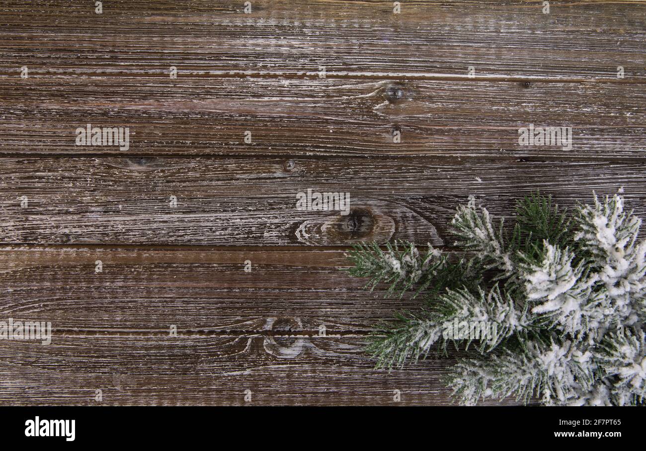 vista dall'alto di una superficie in legno con rami d'oro il lato destro Foto Stock