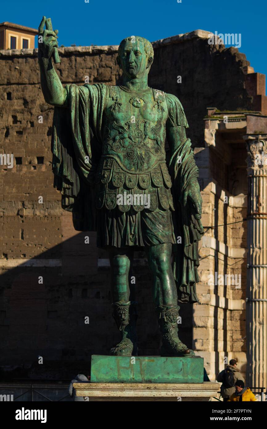 Statua di Marco Coceyo Nerva in ottone, via dei fori Imperiali. Roma, Italia Foto Stock