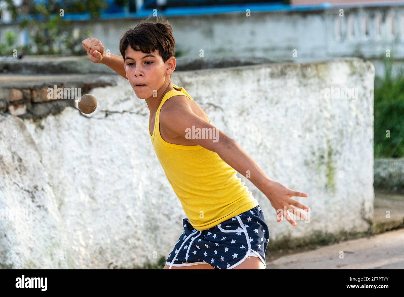I giovani cubani che giocano a rag ball per ricreazione, Santa Clara, Cuba Foto Stock