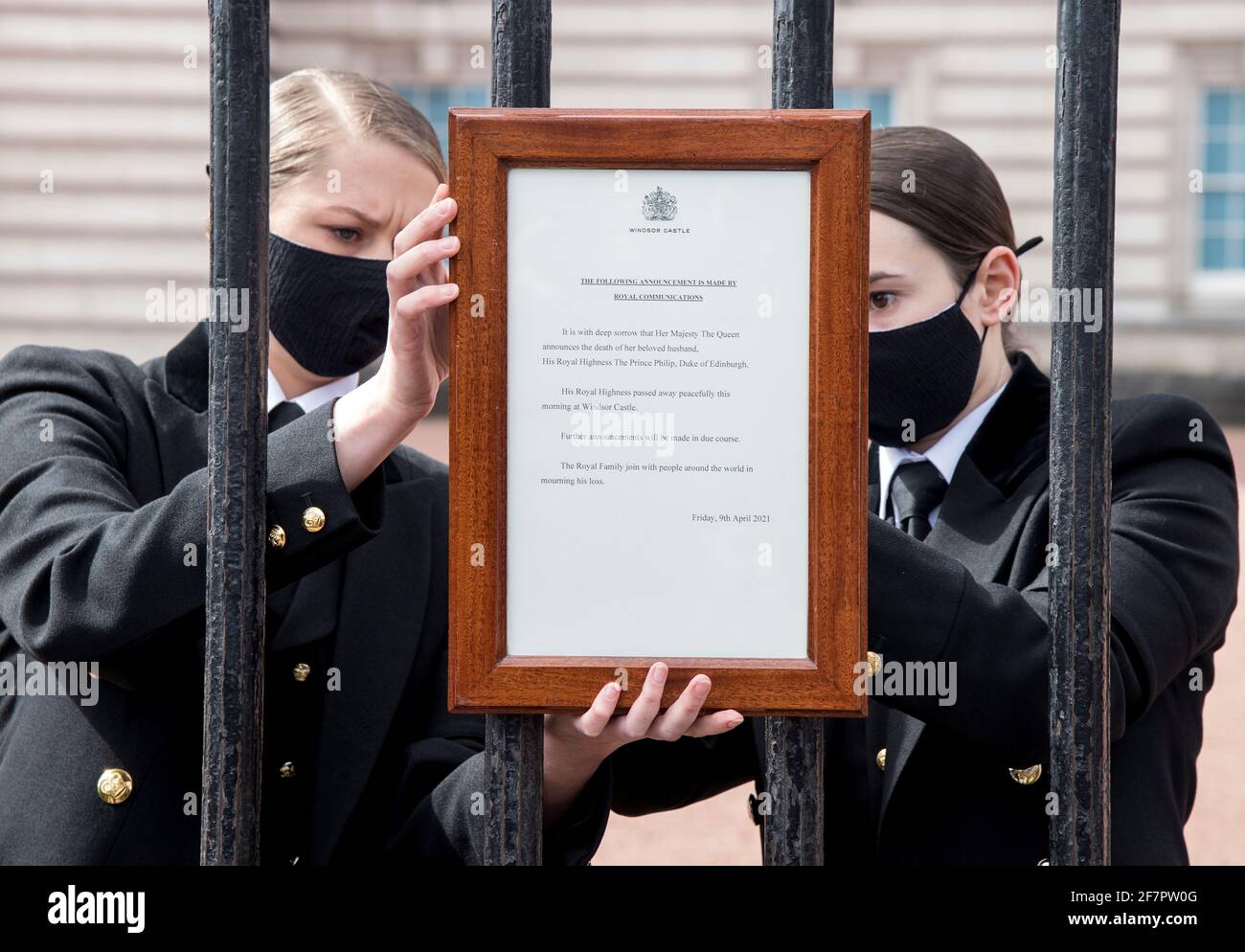 Un segno che annuncia la morte del Principe Filippo, Duca di Edimburgo, morto all'età di 99 anni, è posto alle porte di Buckingham Palace, a Londra, in Gran Bretagna, il 9 aprile 2021. Ian West/piscina via REUTERS Foto Stock