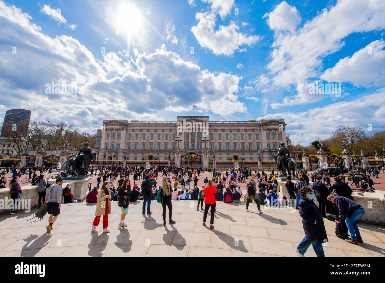 La gente si riunisce fuori Buckingham Palace, Londra, dopo l'annuncio della morte del duca di Edimburgo all'età di 99 anni. Data immagine: Venerdì 9 aprile 2021. Foto Stock