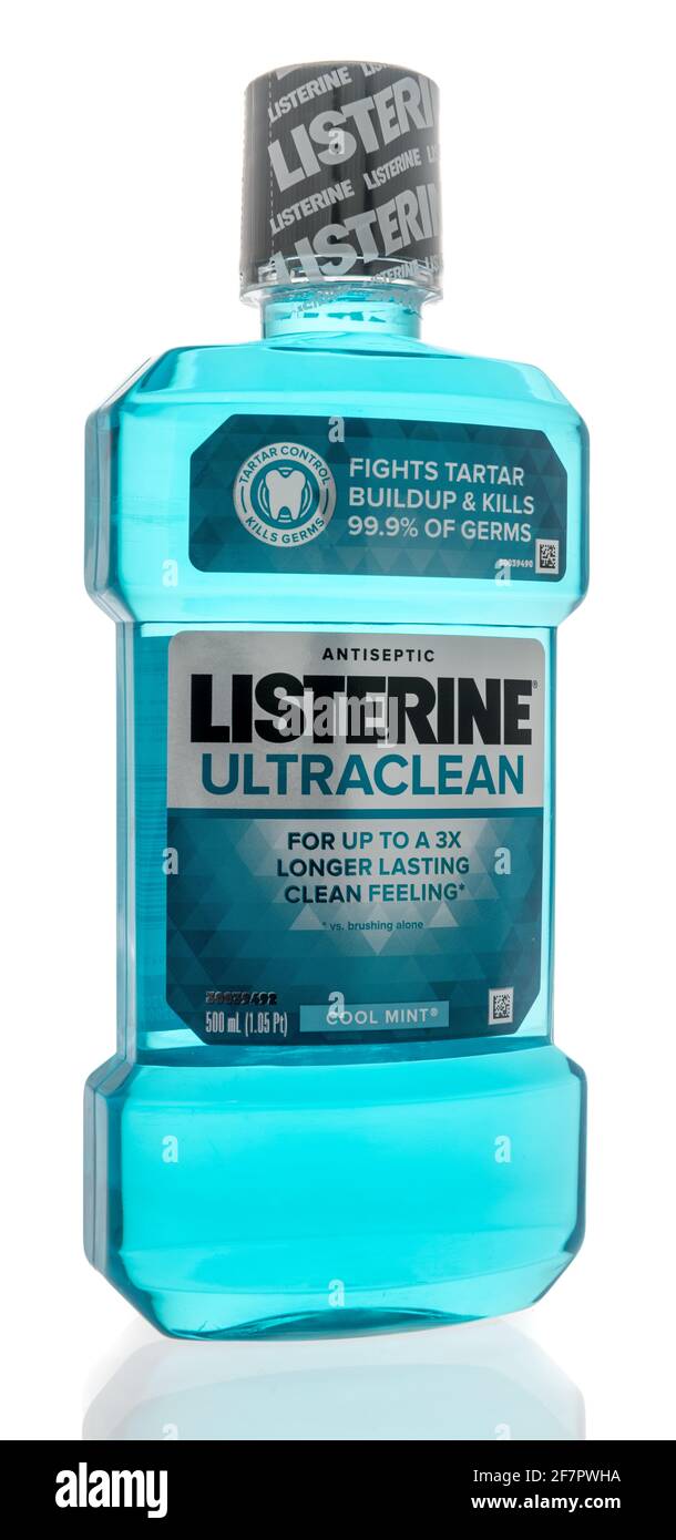 Winneconne, WI - 7 aprile 2021: Una bottiglia di Listerine Ultra Clean risciacquo bocca lavaggio su uno sfondo isolato Foto Stock