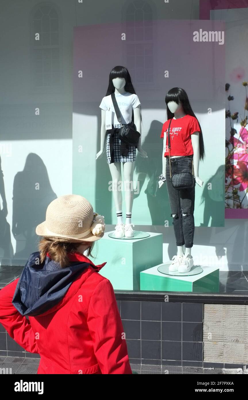 Una giovane ragazza vetrina negozi di ultima moda durante il blocco in Salisbury Wiltshire. Aprile 2021 Foto Stock