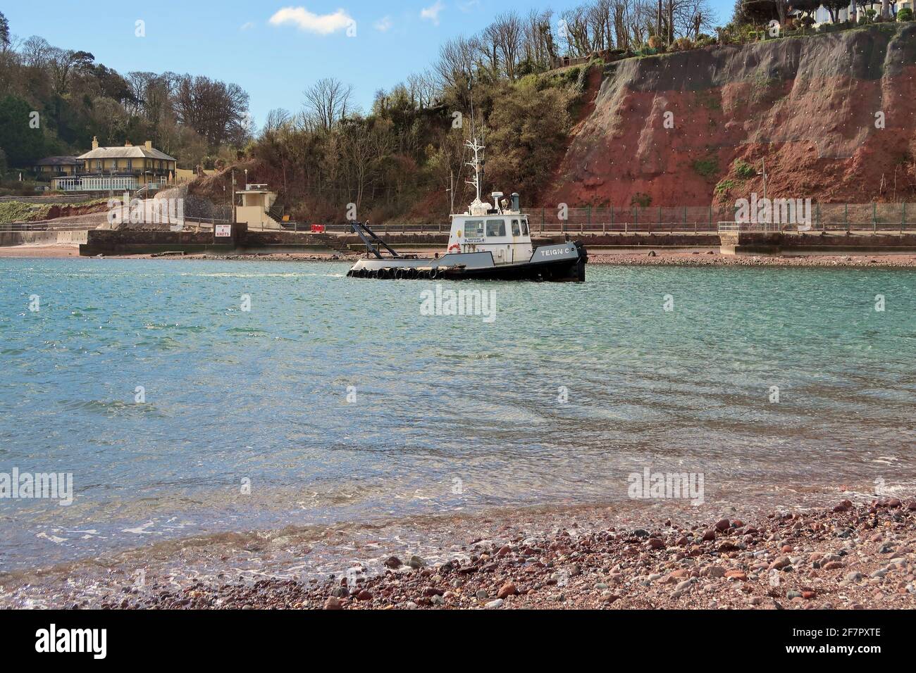 Porto di Teignmouth drager Teign C dragando lo stretto canale alla foce del fiume Teign estuario, guardando verso Shaldon. Foto Stock