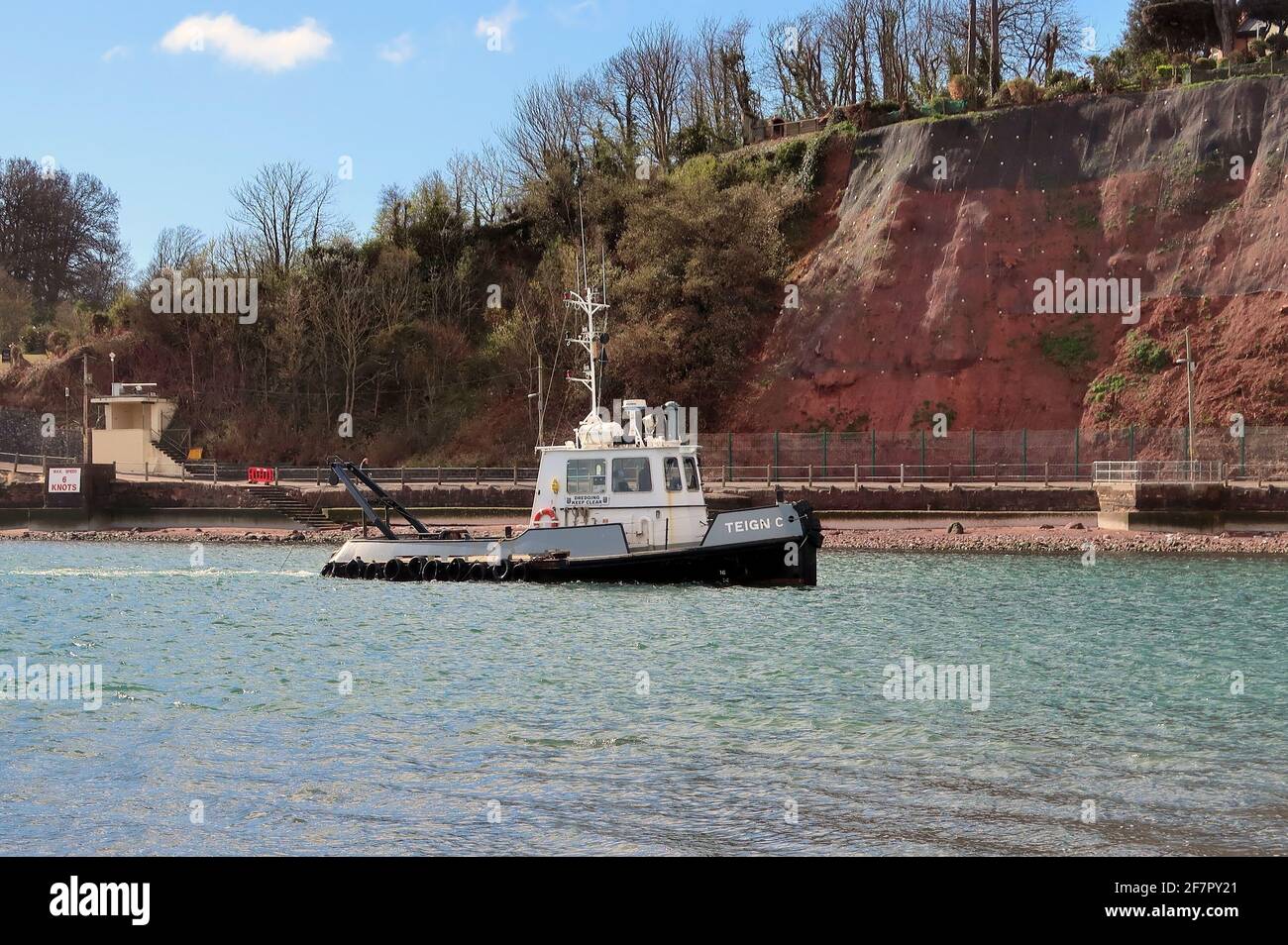 Porto di Teignmouth drager Teign C dragando lo stretto canale alla foce del fiume Teign estuario, guardando verso Shaldon. Foto Stock