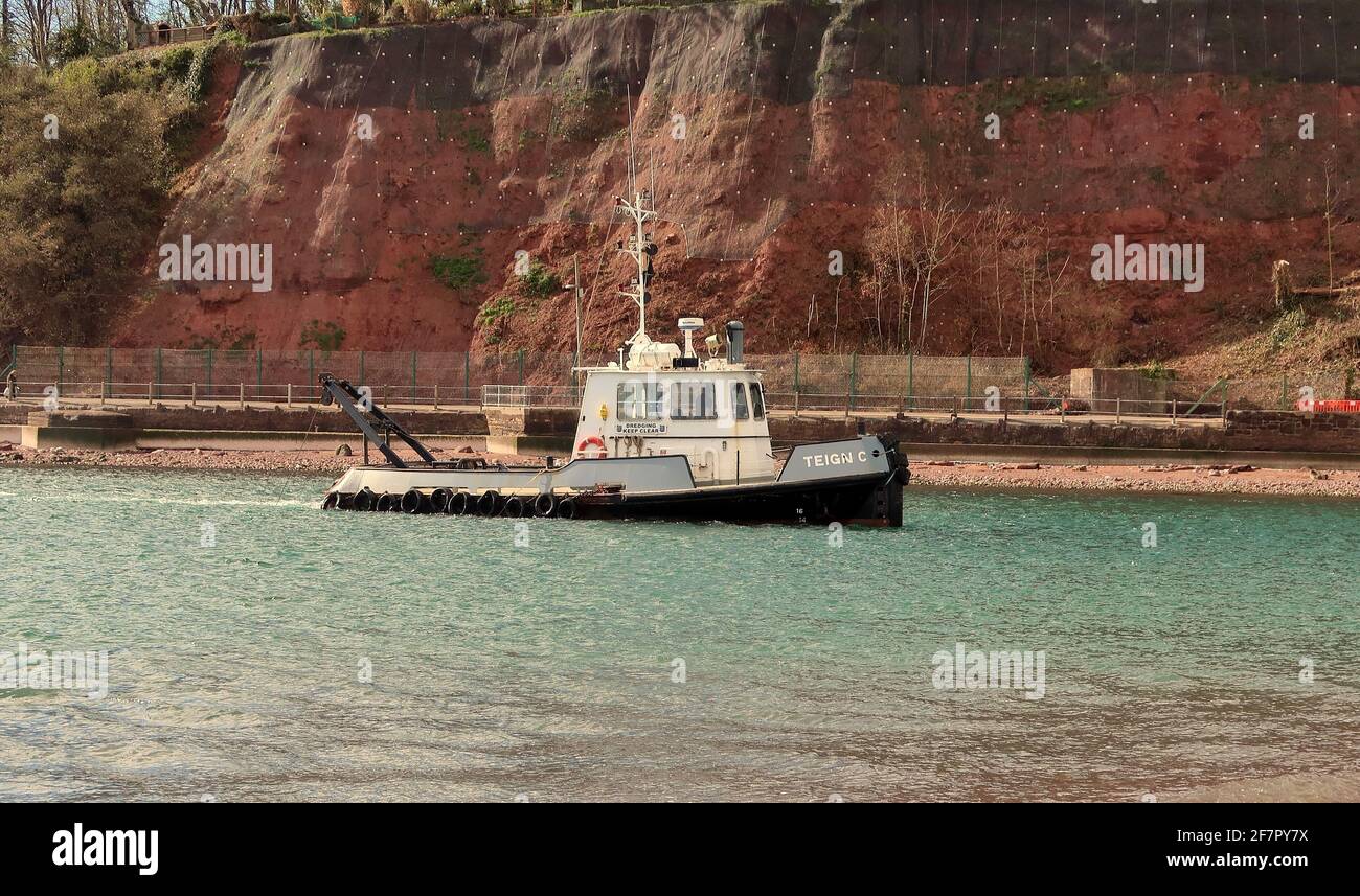 Porto di Teignmouth drager Teign C dragando lo stretto canale alla foce del fiume Teign estuario, guardando verso Shaldon. Foto Stock