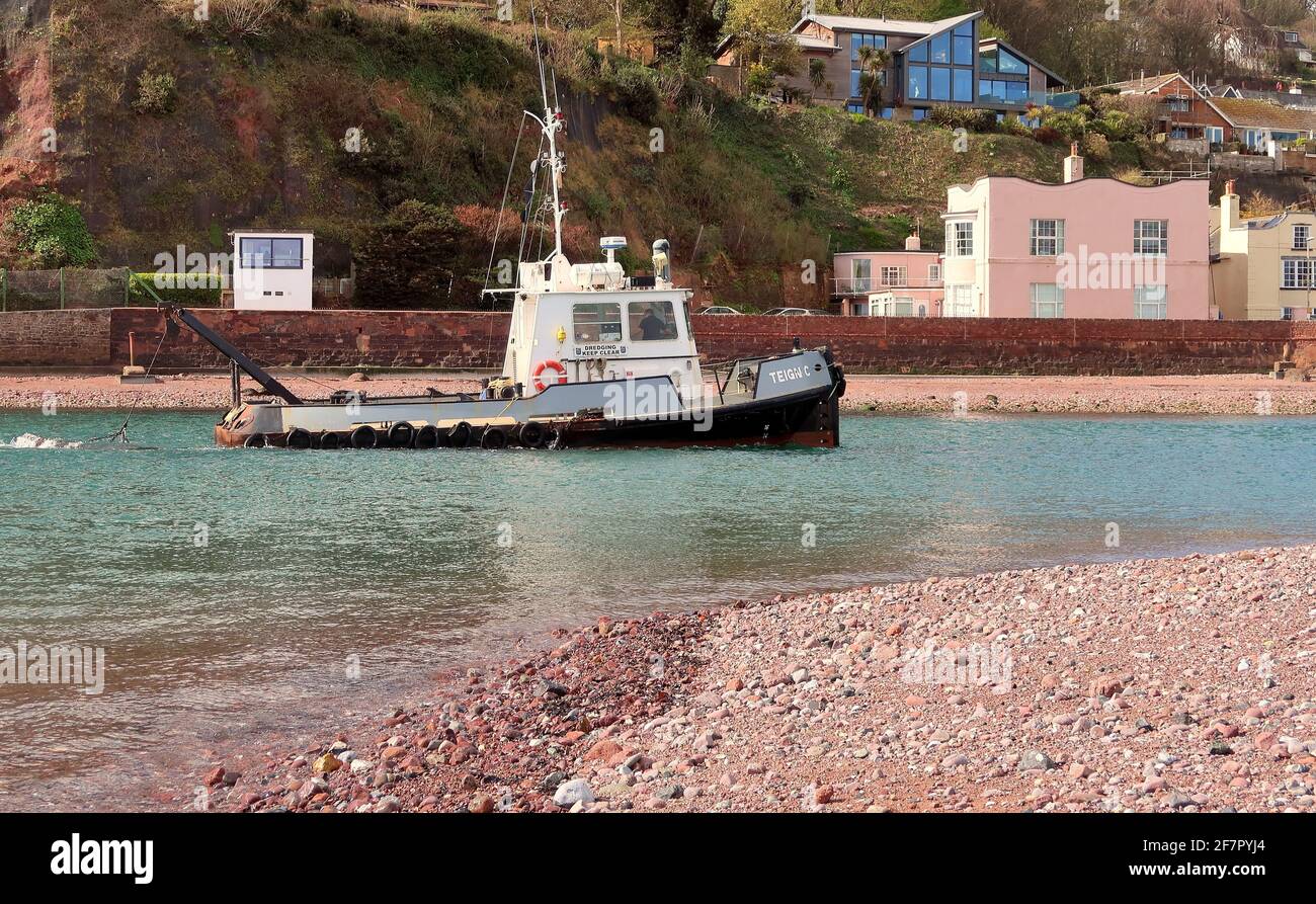 Porto di Teignmouth drager Teign C dragando lo stretto canale alla foce del fiume Teign estuario, guardando verso Shaldon. Foto Stock