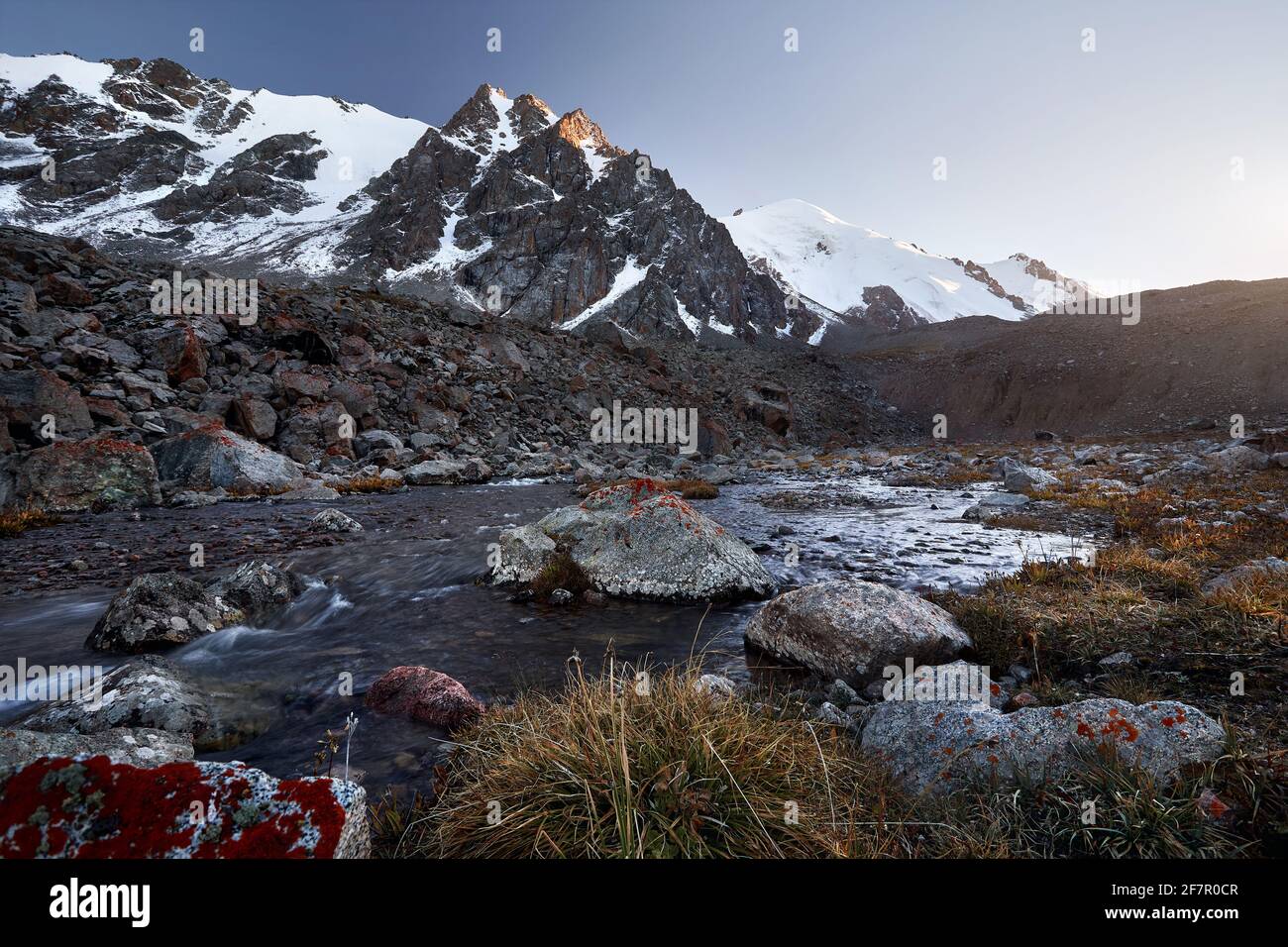 Bellissimo scenario del fiume e montagne cima con neve in Almaty, Kazakistan. Concetto esterno ed escursionistico Foto Stock