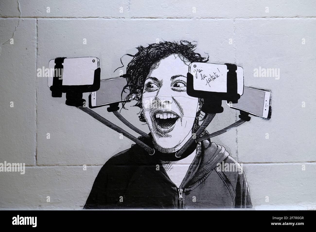 21.09.2019, Bruessel, Belgien - Wandmalerei eines unbekannten Kuenstlers im Stile Banksys in der naehe der place du Jeu du Balle / Vossenplein im Quar Foto Stock