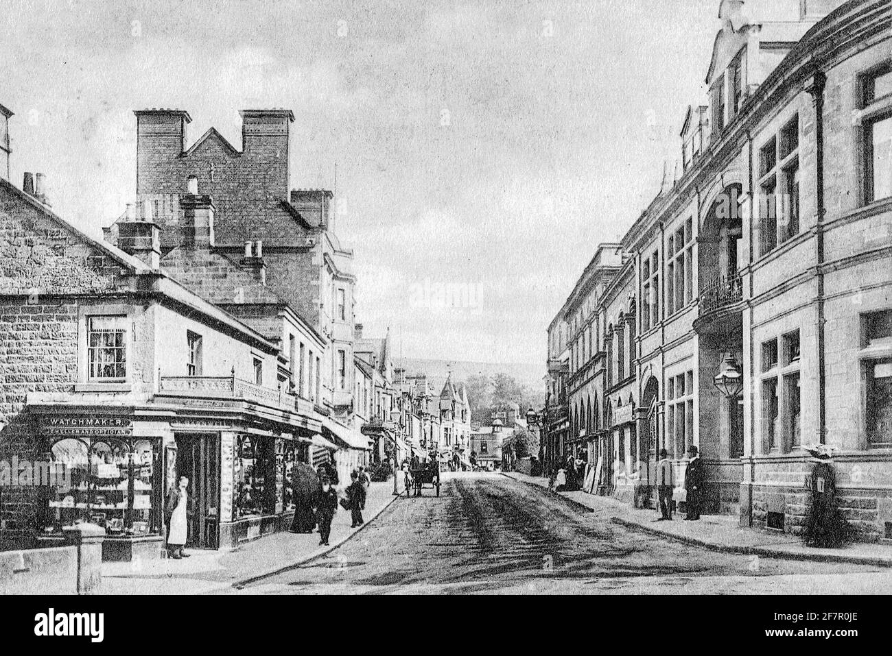 Archivistica all'inizio del ventesimo secolo fotografia che mostra negozi e traffico su Dale Road una strada in Matlock Derbyshire Inghilterra Regno Unito Foto Stock