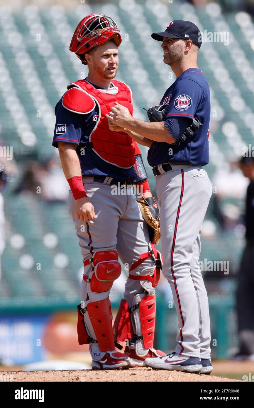 DETROIT, MI - 6 APRILE: J.A. Happ (33) e Ryan Jeffers (27) dei Minnesota Twins parlano mentre si incontrano al tumulo contro i Detroit Tigers a Comer Foto Stock