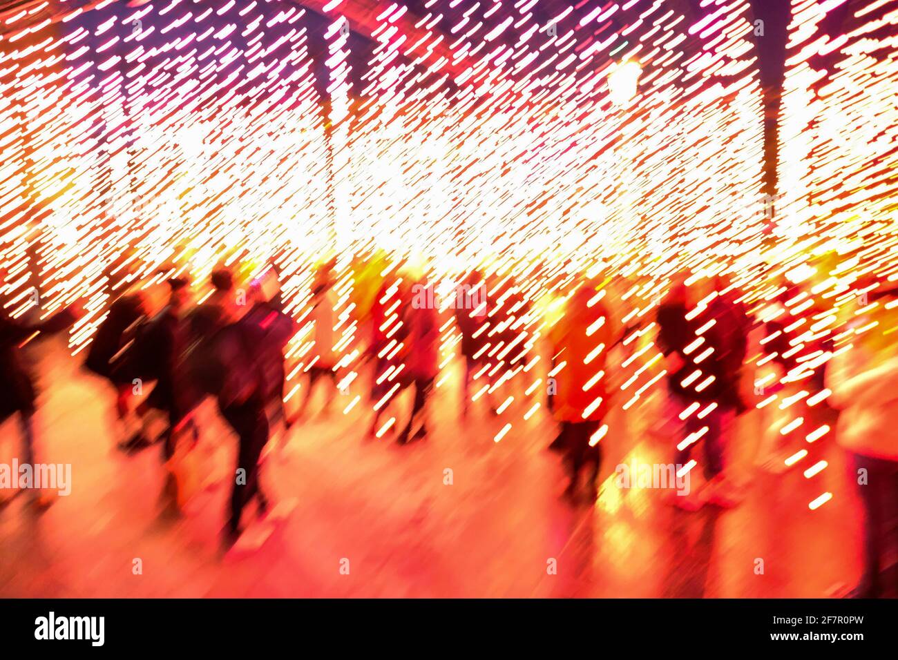 14.12.2019, Bruessel, Belgien - Touristen in einer Lichtinstallation in der Vorweihnachtszeit in Bruessel an der place de l´ Albertine Foto Stock