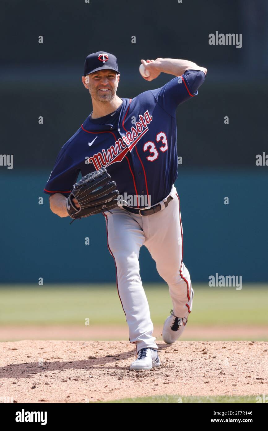 DETROIT, MI - 6 APRILE: J.A. Happ (33) dei Minnesota Twins si piazzano contro i Detroit Tigers al Comerica Park il 6 aprile 2021 a Detroit, Michigan Foto Stock