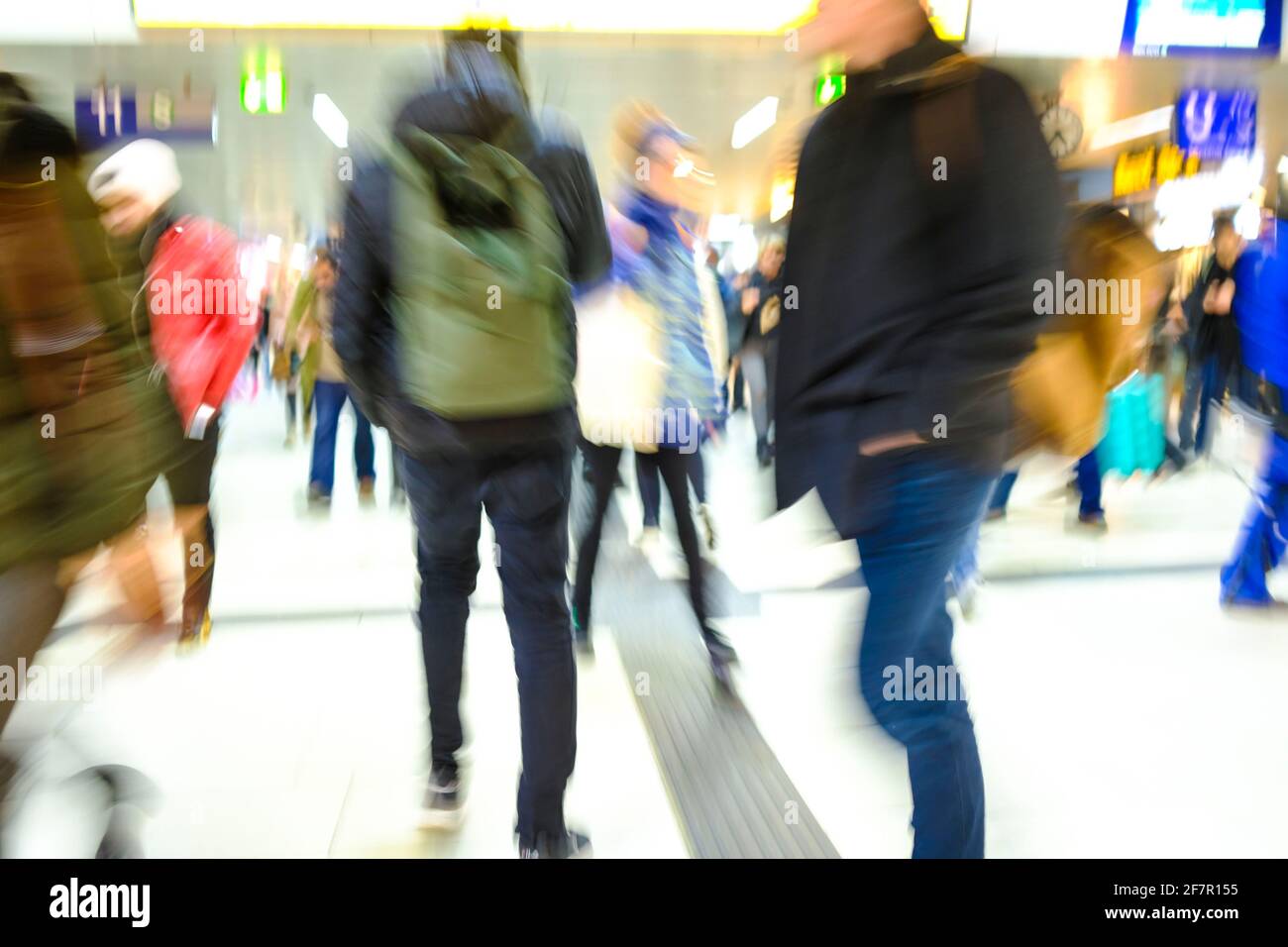 19.01.2019, Duesseldorf, Nordrhein-Westfalen, Deutschland - Menschen im Duesseldorfer Hauptbahnhof Foto Stock