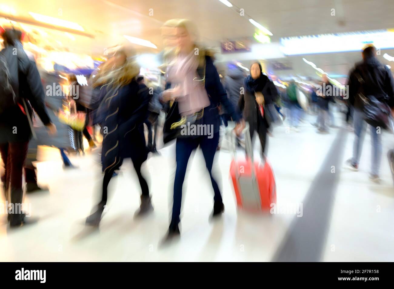 19.01.2019, Duesseldorf, Nordrhein-Westfalen, Deutschland - Menschen im Duesseldorfer Hauptbahnhof Foto Stock