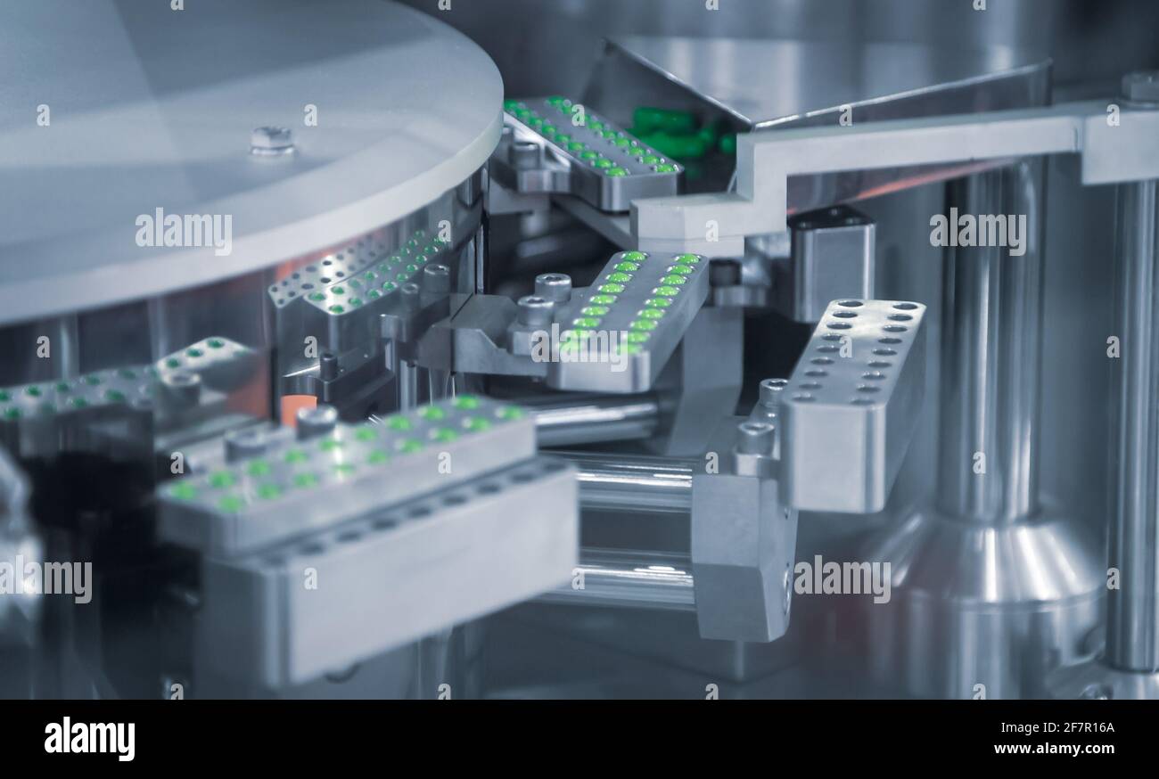 Macchina per il conteggio e il riempimento di pillole farmaceutiche in capsule. Industria farmaceutica Foto Stock