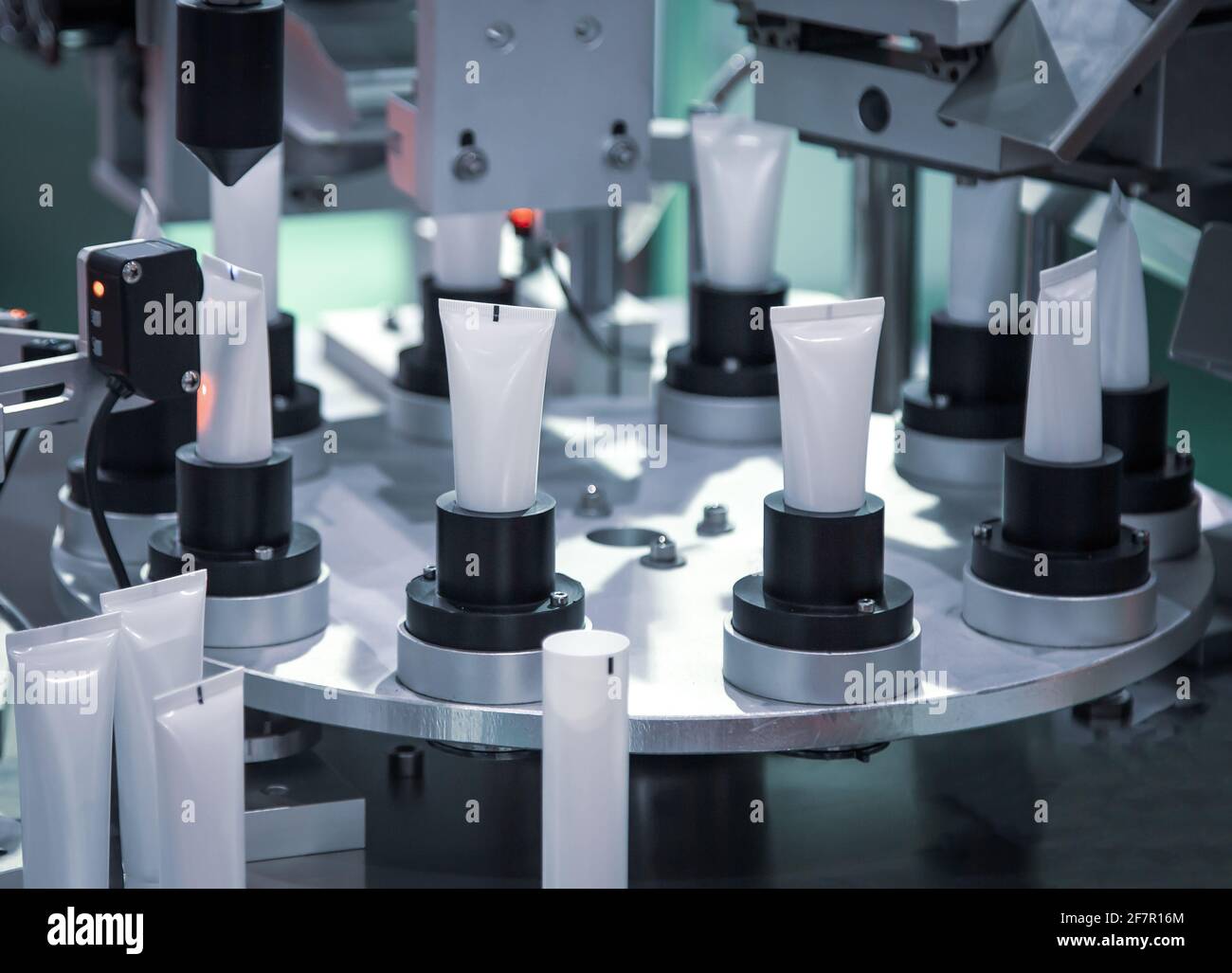 Processo di riempimento e sigillatura automatico di tubi cosmetici. Industria farmaceutica Foto Stock