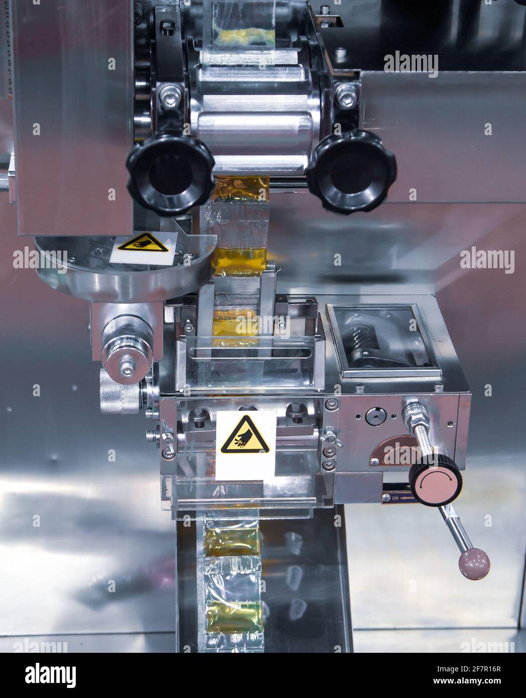 Bustina di salsa, riempitrice e sigillatrice automatica verticale di liquidi. Industria alimentare Foto Stock