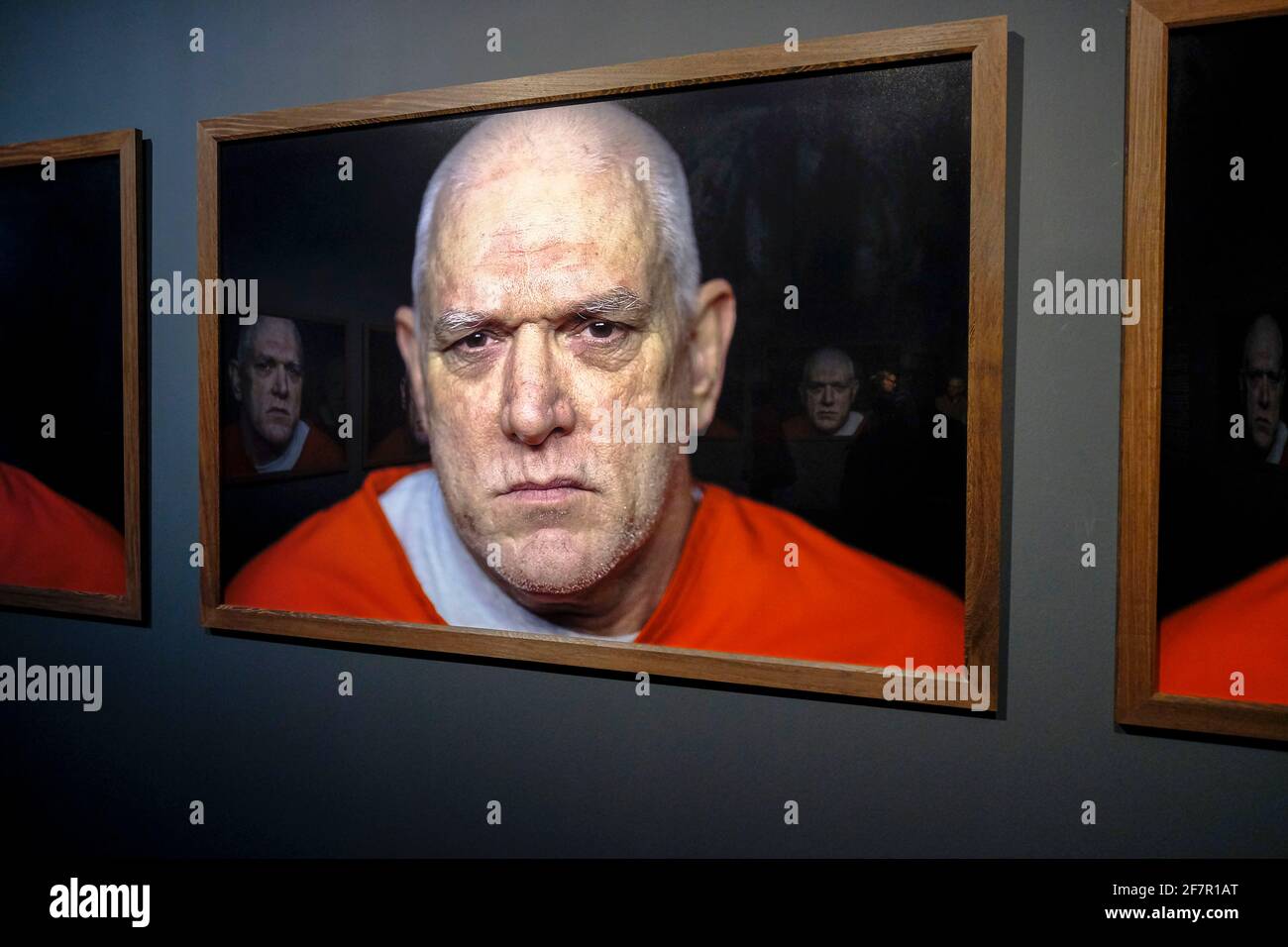 06.02.2020, Duesseldorf, Nordrhein-Westfalen, Deutschland - Portait des zum Tode verurteilten Moerders Elmer Carroll in einem abgedunkelten Raum in de Foto Stock