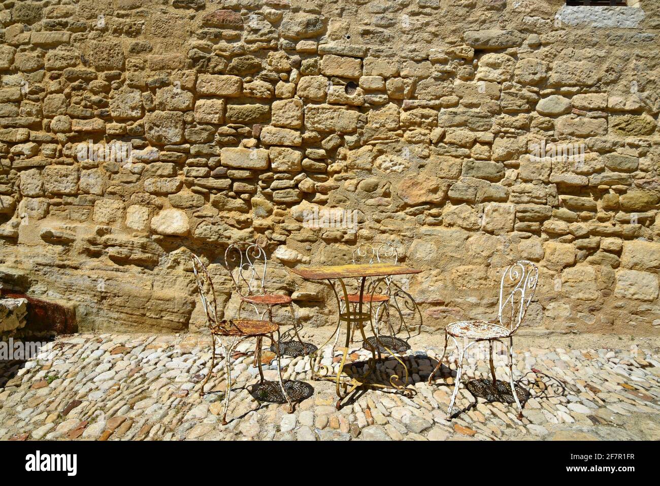 Fer Forge mobili contro una parete in pietra volgare Provençal nel pittoresco villaggio di Lacoste in Provenza-Alpi-Côte Costa Azzurra Vaucluse, Francia. Foto Stock