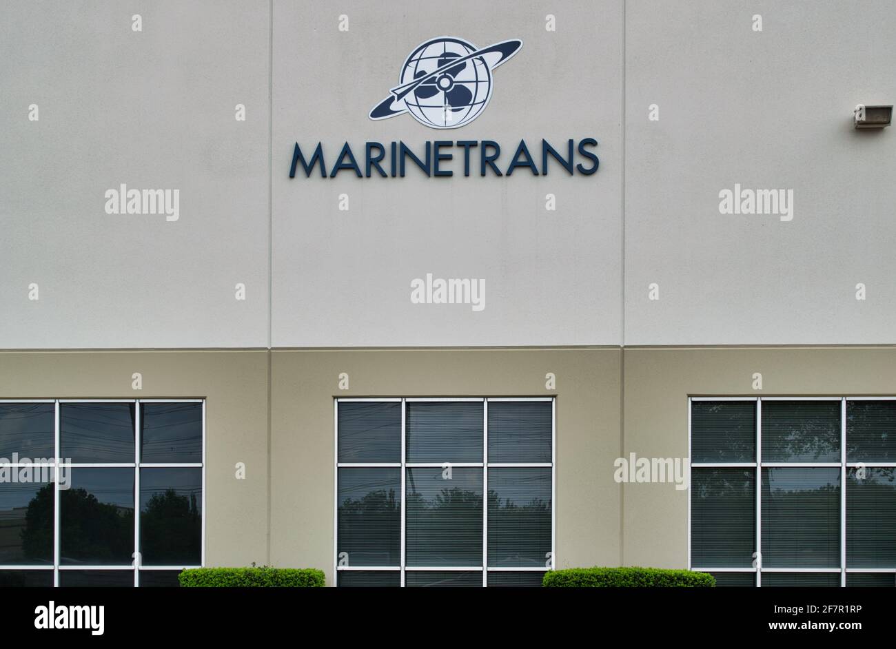 Houston, Texas USA 04-04-2021: L'esterno dell'edificio degli uffici MARINETRANS a Houston, Texas. Global forwarding Agent di forniture oceaniche di trasporto. Foto Stock
